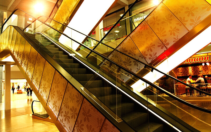 Rolltreppenverkleidung in einem Kaufhaus