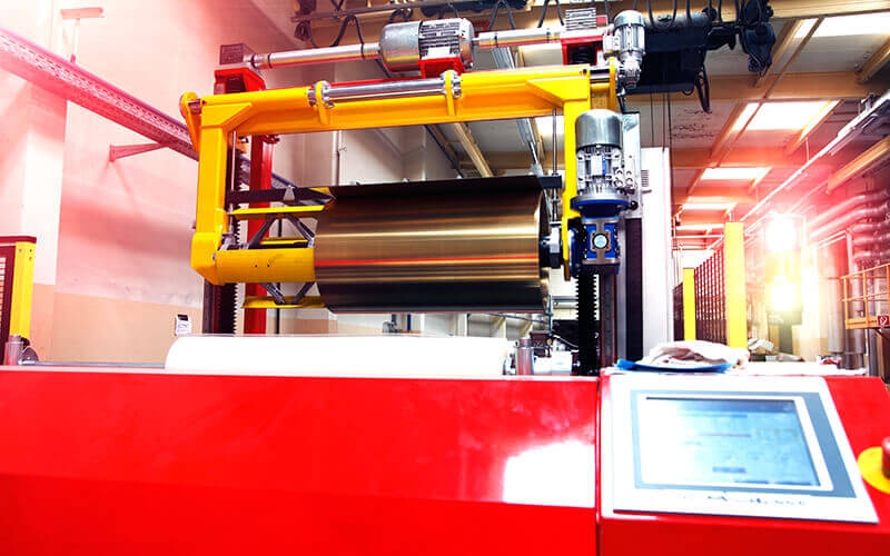 Qualifizierte Programmierer und Bediener erschaffen neue Produkte in Metall